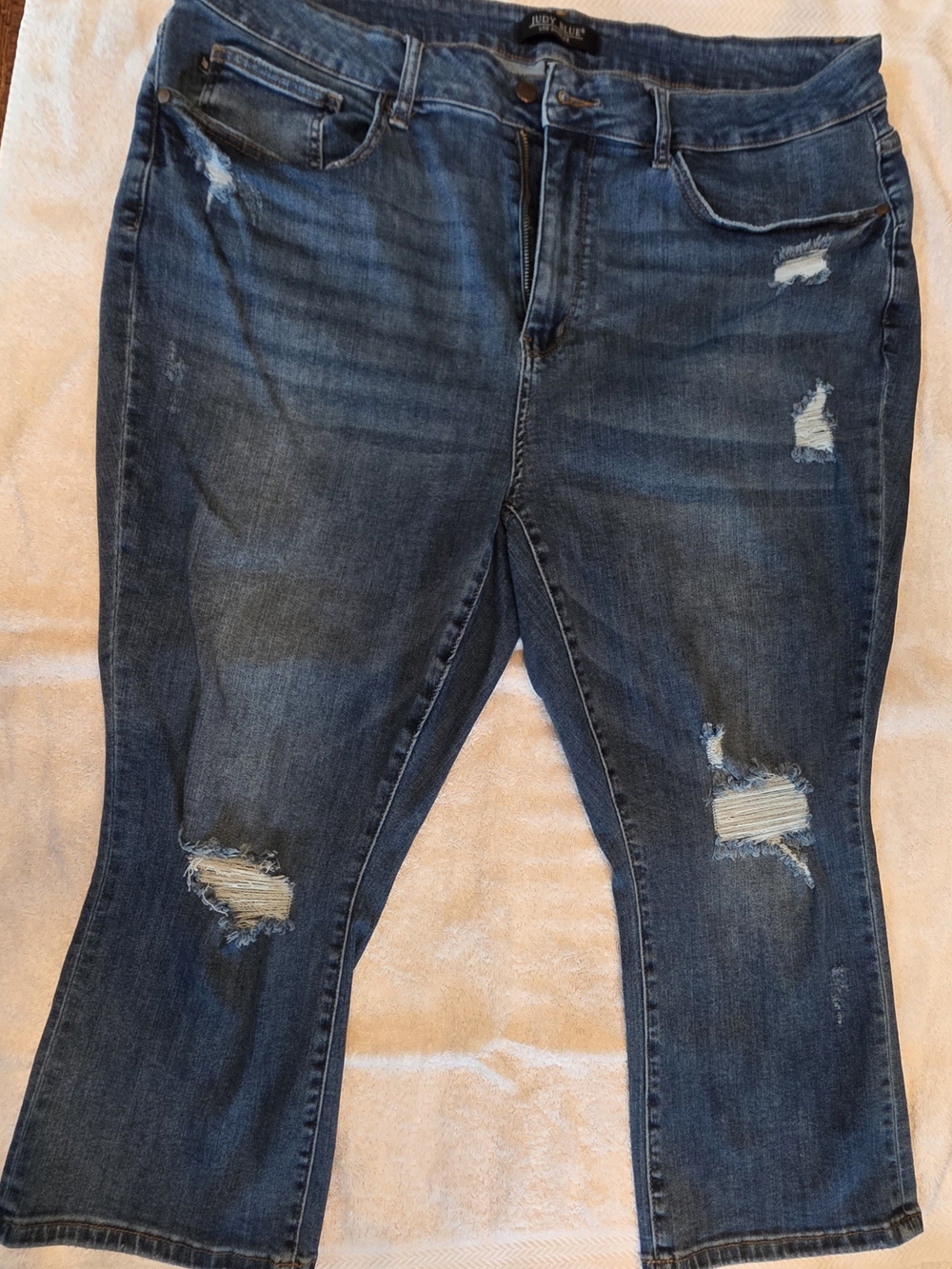 Judy Blue 22W Destroyed Capris